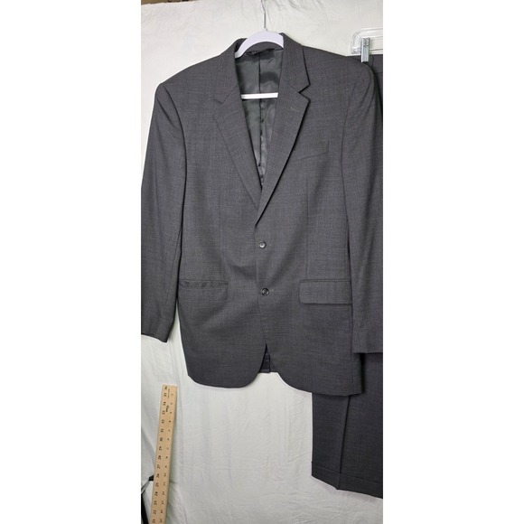 Jos A Bank Mens Suit Gray 100% Wool Windowpane 2 pc‎